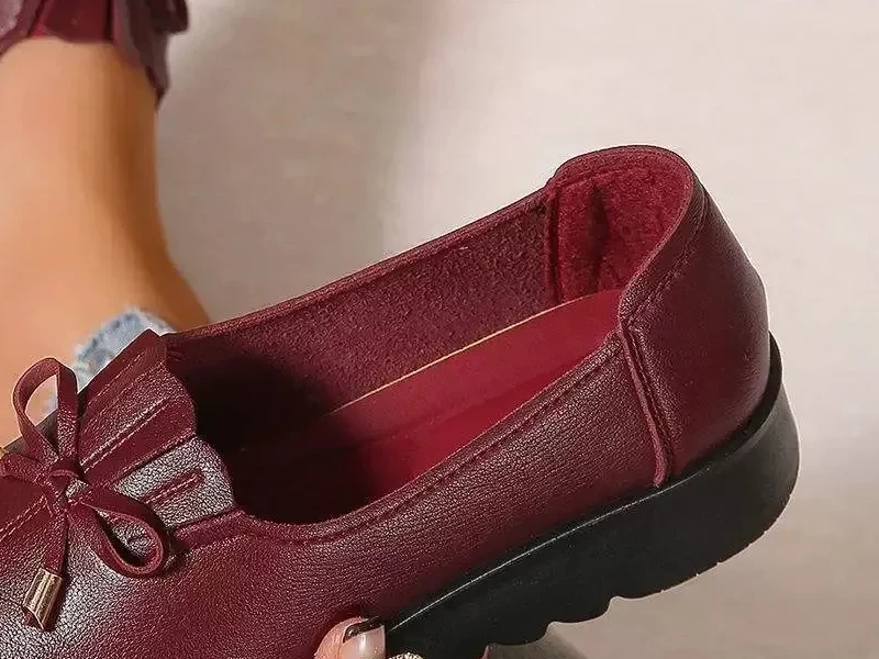L'interno di un'Ottavia bordeaux: la soletta imbottita e il bordo imbottito dietro il tallone