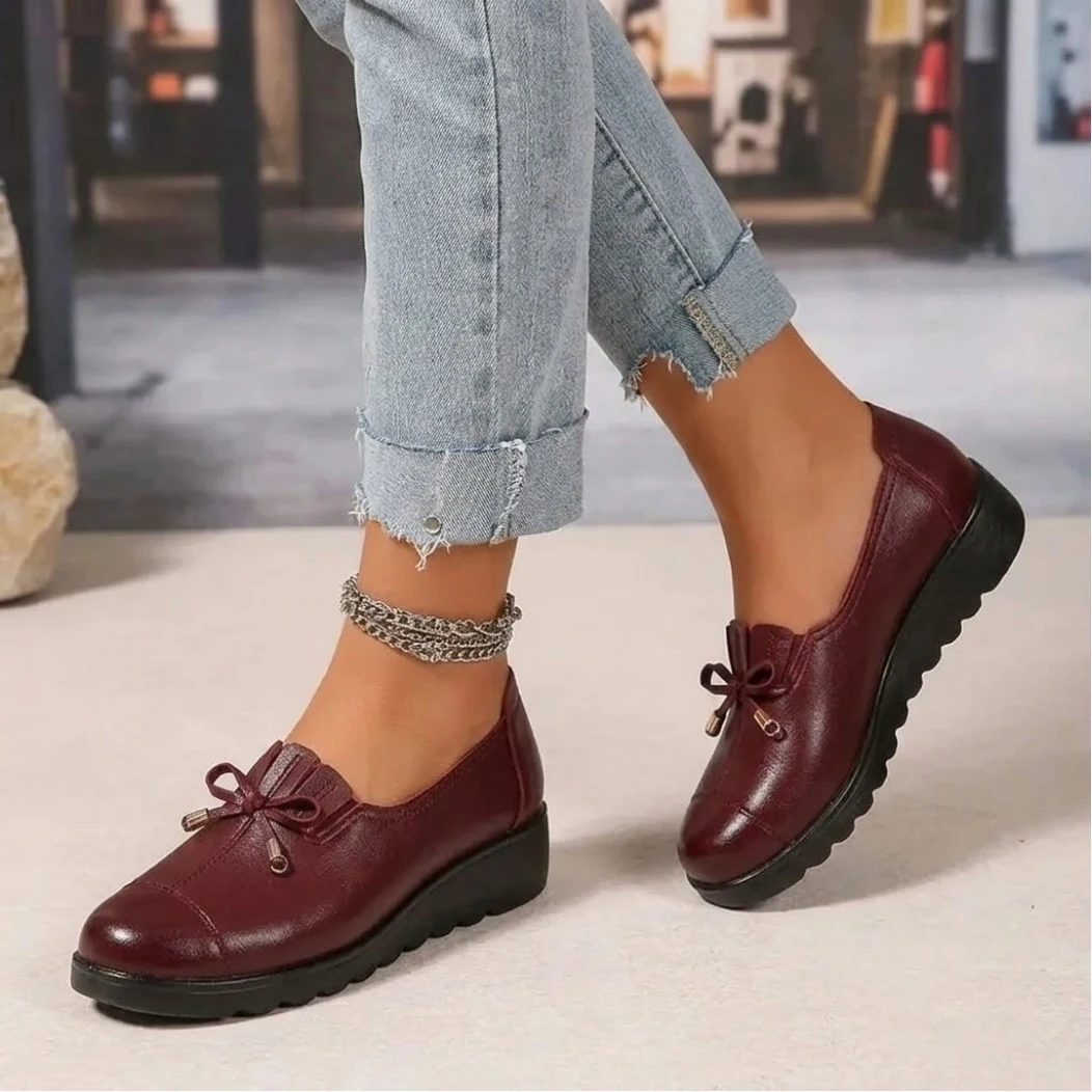 Ottavia bordeaux durante il passo: il tallone resta dentro la scarpa