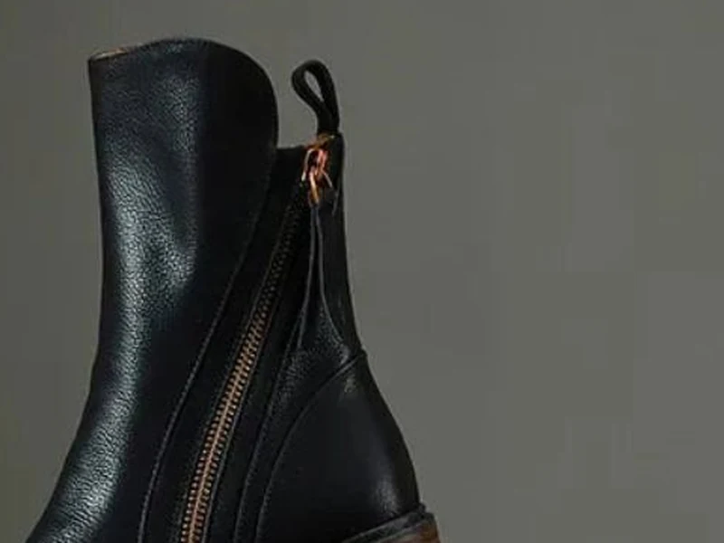 La linguetta ad anello dietro il tallone e il tiretto della zip